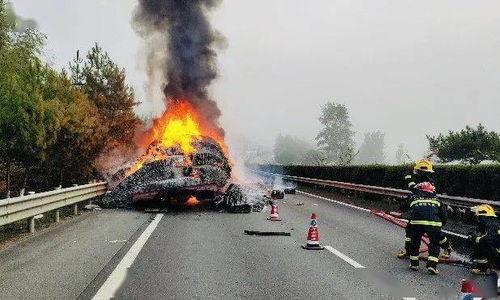 国产车高速起火视频,国产车高速行驶突发起火，紧急应对全程曝光