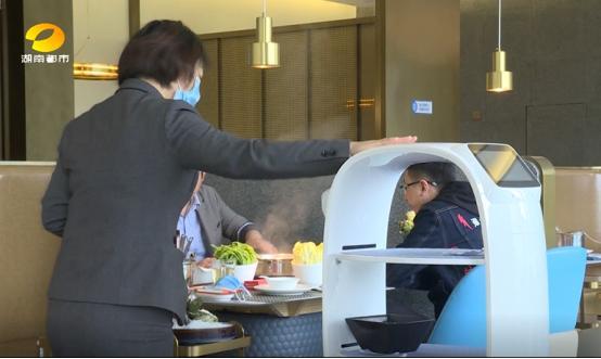 国产无接触送餐视频,国产智能送餐机器人引领潮流